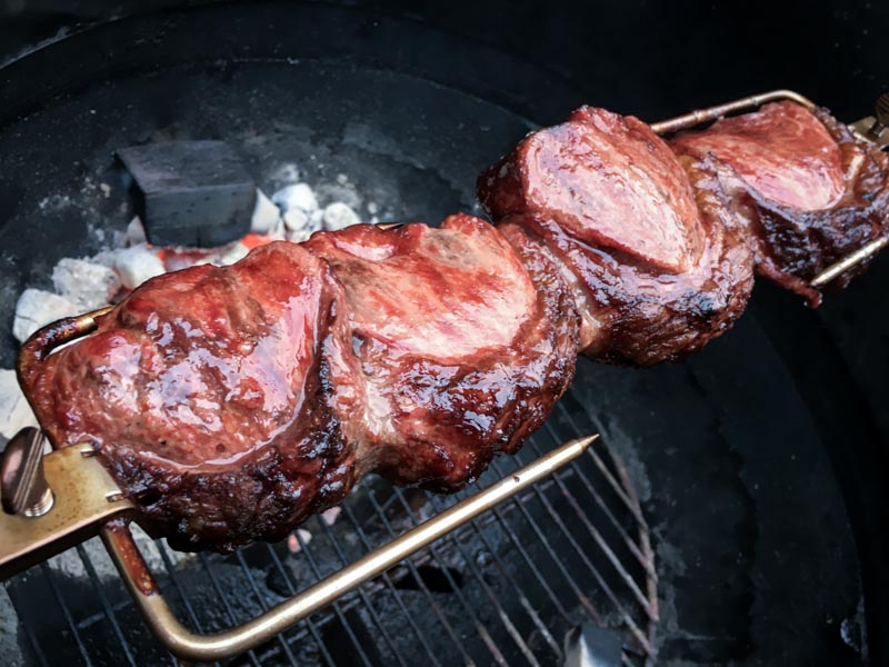 dik stuk vlees op bbq