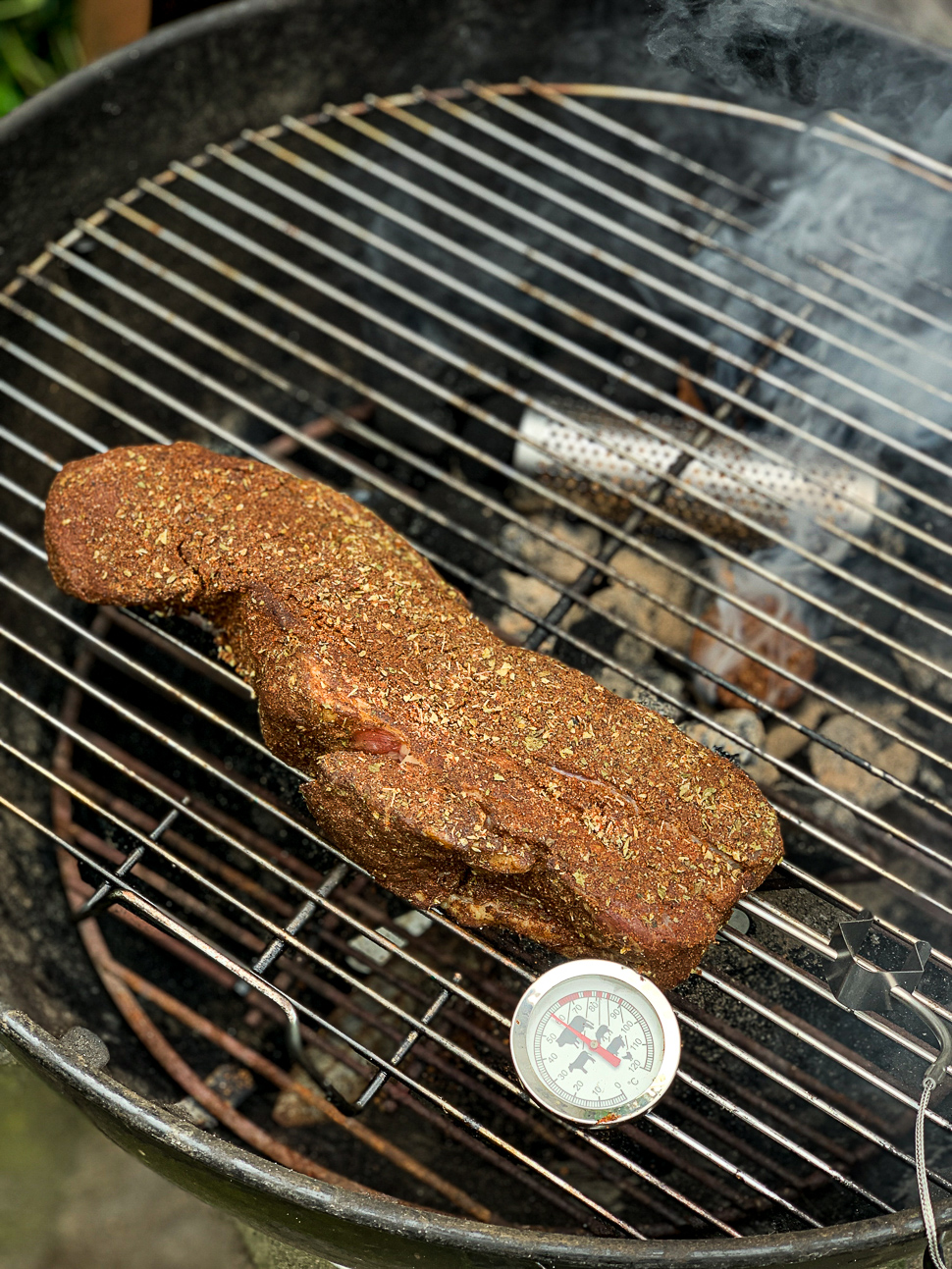 dik stuk vlees op bbq